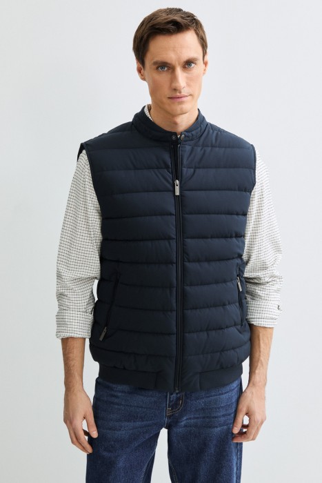 утепленный жилет от бренда снежная королева вид слева