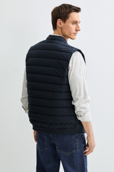 утепленный жилет по цене 4020 руб вид справа