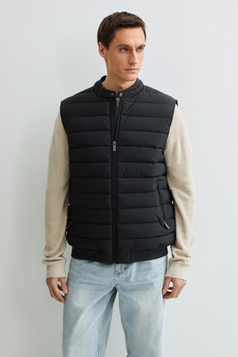 утепленный жилет от бренда снежная королева вид слева