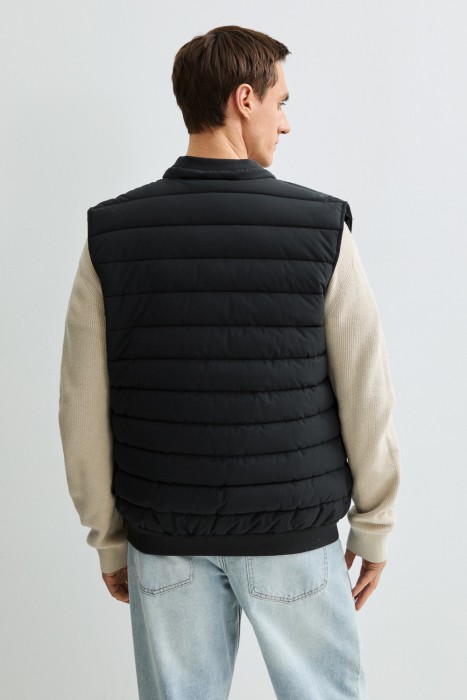 утепленный жилет по цене 4120 руб вид справа