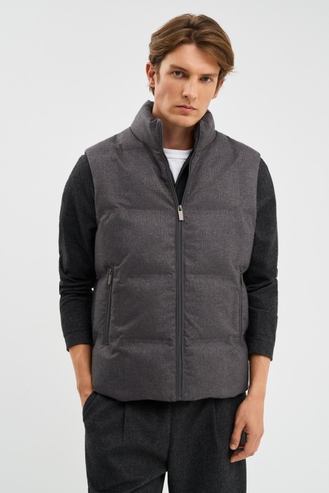 утепленный жилет от бренда снежная королева вид слева