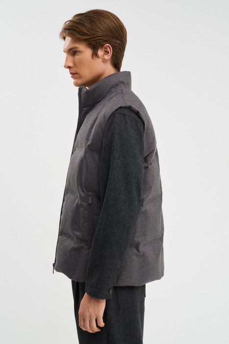 утепленный жилет по цене 4750 руб вид справа