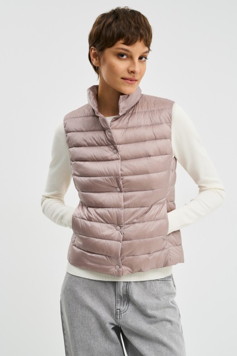 утепленный жилет от бренда снежная королева вид слева