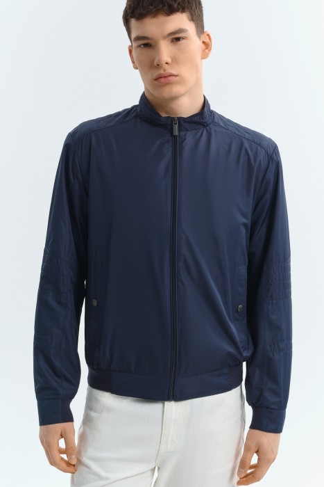 ветровка на молнии от бренда снежная королева вид слева