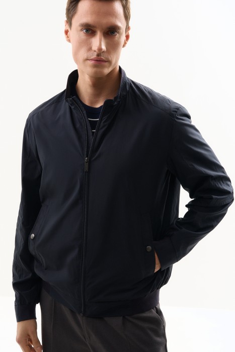 ветровка на молнии от бренда снежная королева вид слева