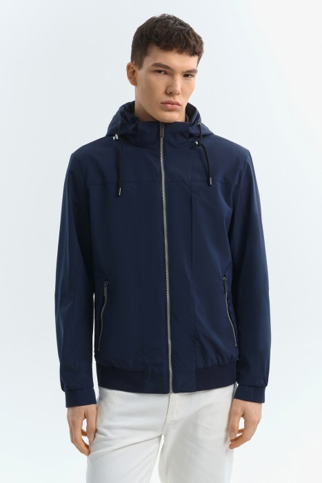 ветровка с капюшоном от бренда снежная королева вид слева