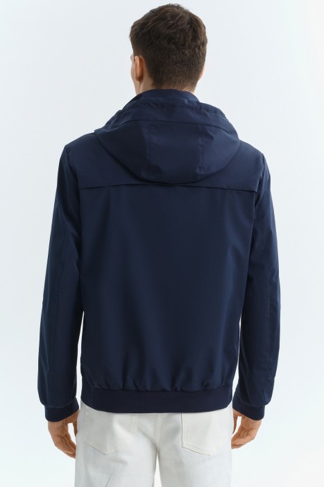 ветровка с капюшоном по цене 3290 руб вид справа