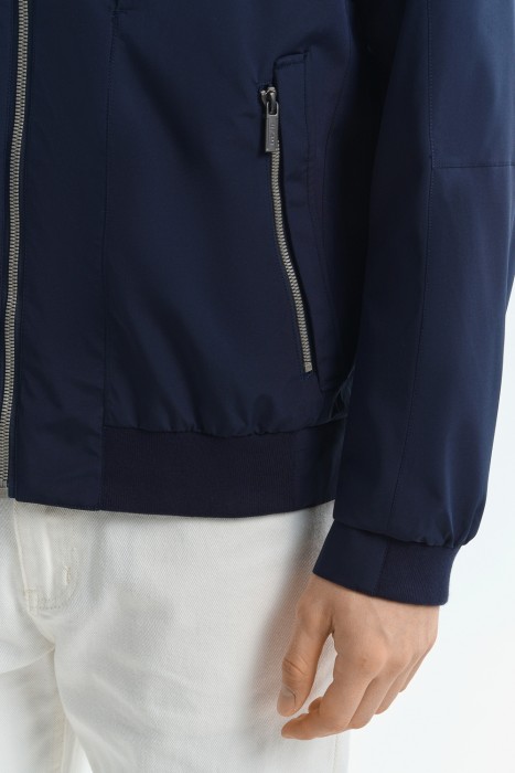 ветровка с капюшоном из россии вид сбоку