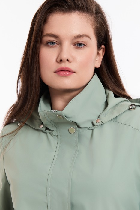 ветровка с капюшоном по цене 3440 руб вид справа