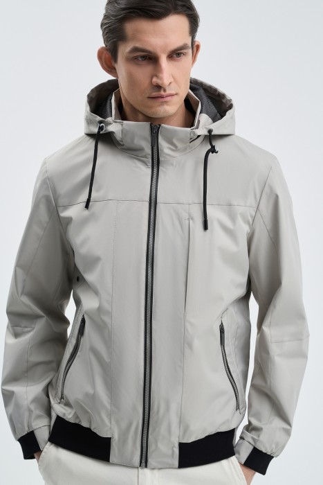 ветровка с капюшоном от бренда снежная королева вид слева