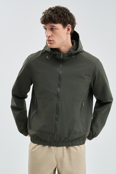 ветровка с капюшоном от бренда снежная королева вид слева