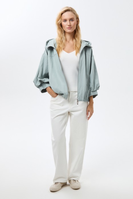 ветровка с капюшоном от бренда снежная королева вид слева