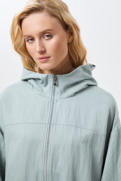 ветровка с капюшоном из россии вид сбоку
