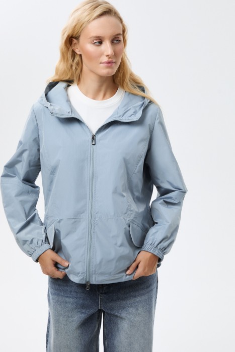 ветровка с капюшоном от бренда снежная королева вид слева