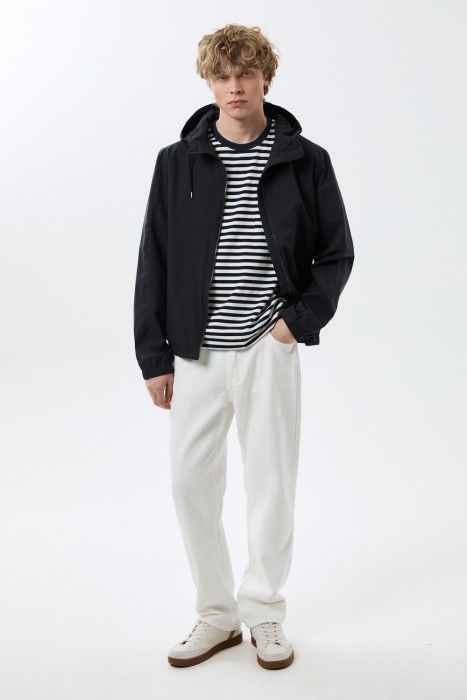 ветровка с капюшоном от бренда снежная королева вид слева