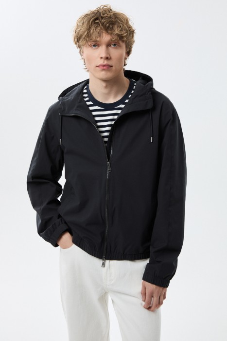 ветровка с капюшоном из россии вид сбоку