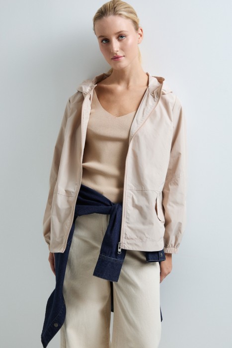 ветровка с капюшоном от бренда снежная королева вид слева