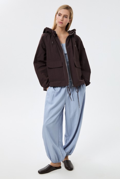 ветровка с капюшоном от бренда снежная королева вид слева