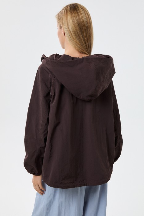 ветровка с капюшоном по цене 6520 руб вид справа