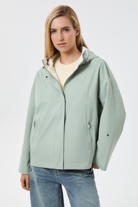 ветровка с капюшоном от бренда снежная королева вид слева