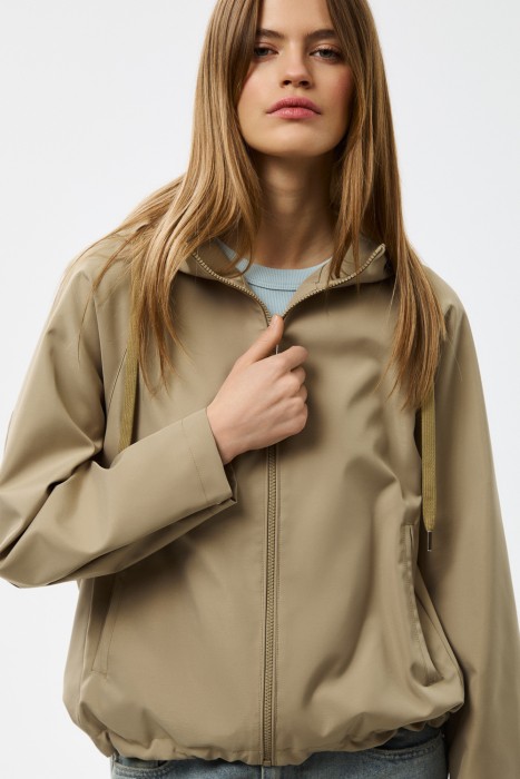 ветровка с капюшоном от бренда снежная королева вид слева