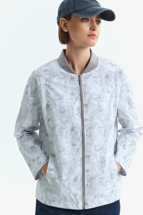 ветровка с принтом от бренда снежная королева вид слева