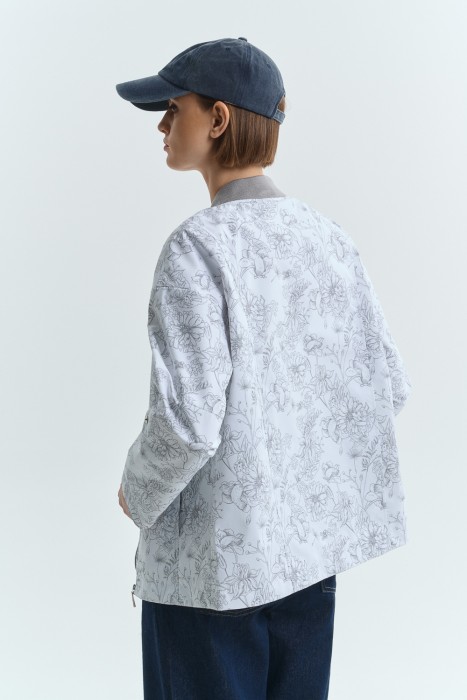 ветровка с принтом по цене 3210 руб вид справа