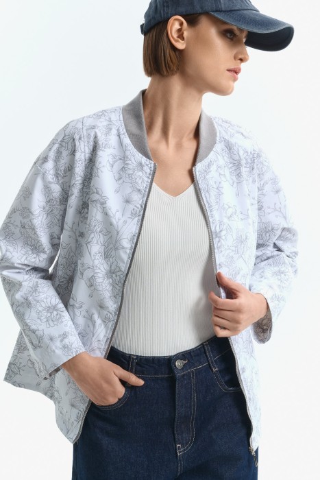 ветровка с принтом из россии вид сбоку