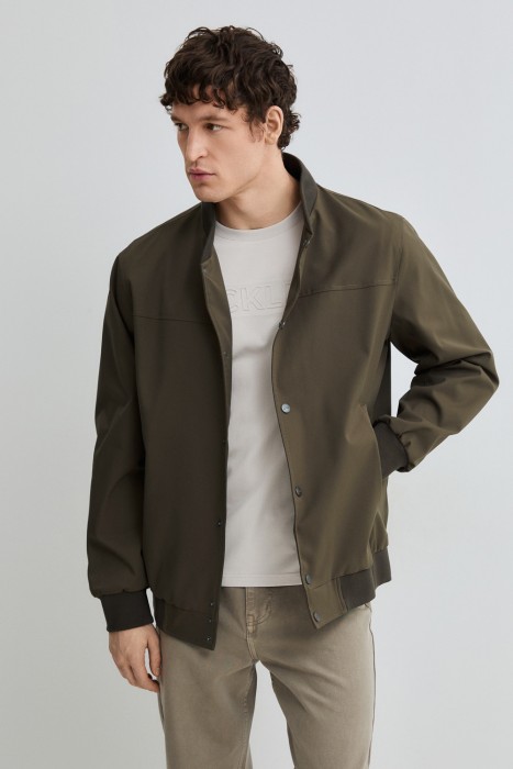 ветровка со съемным капюшоном от бренда снежная королева вид слева