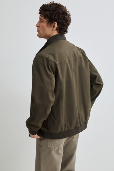 ветровка со съемным капюшоном по цене 6900 руб вид справа