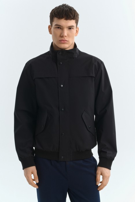 ветровка от бренда снежная королева вид слева