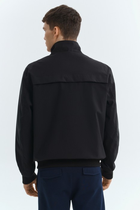 ветровка по цене 2510 руб вид справа