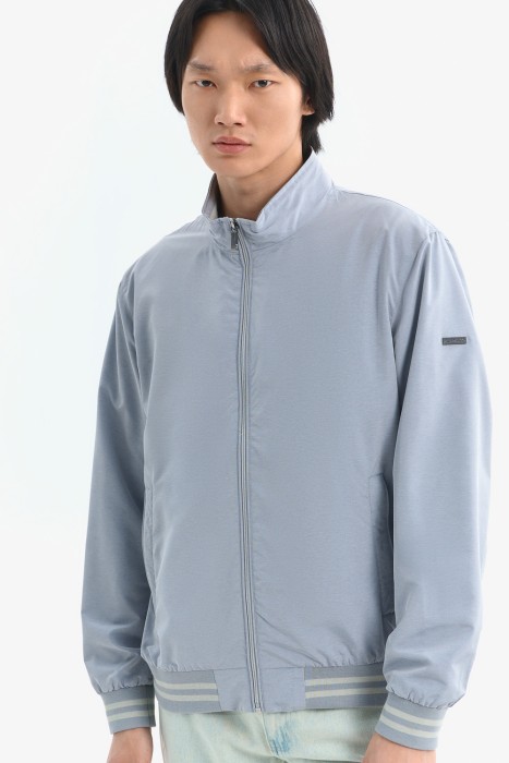 ветровка от бренда снежная королева вид слева