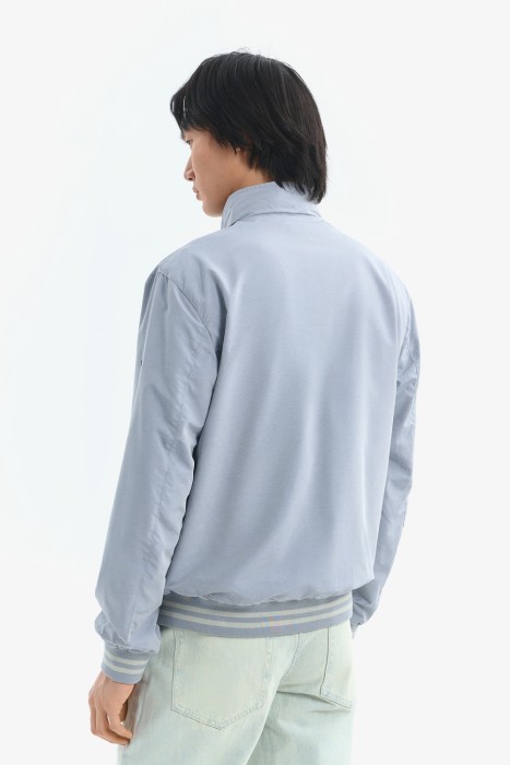 ветровка по цене 2680 руб вид справа