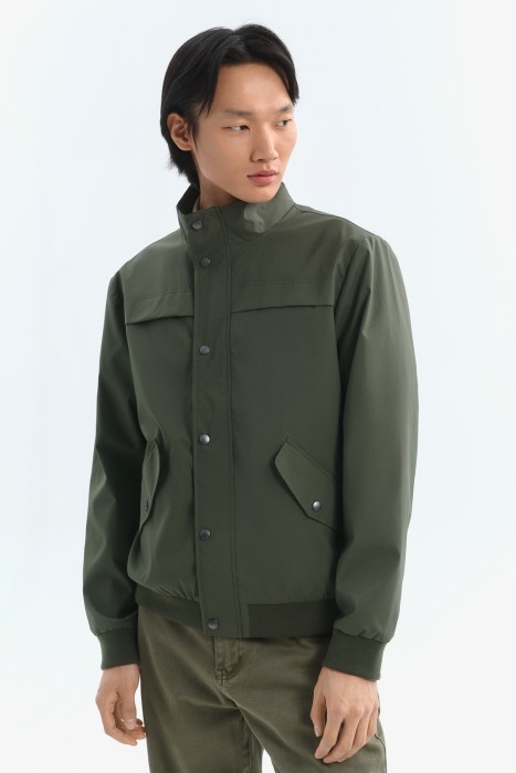 ветровка от бренда снежная королева вид слева