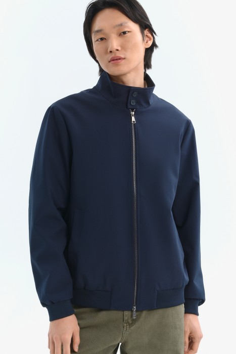 ветровка от бренда снежная королева вид слева