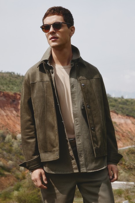 ветровка от бренда снежная королева вид слева