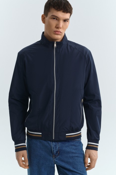 ветровка от бренда снежная королева вид слева