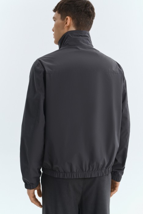 ветровка по цене 2100 руб вид справа