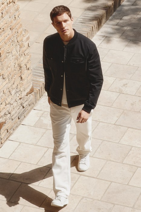 ветровка от бренда снежная королева вид слева