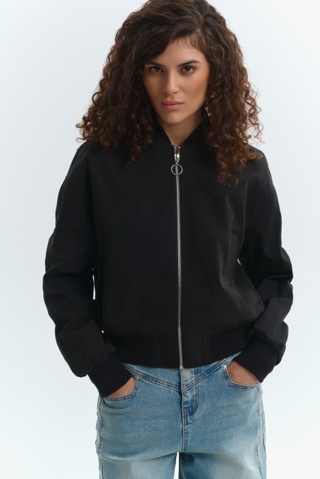 ветровка от бренда снежная королева вид слева