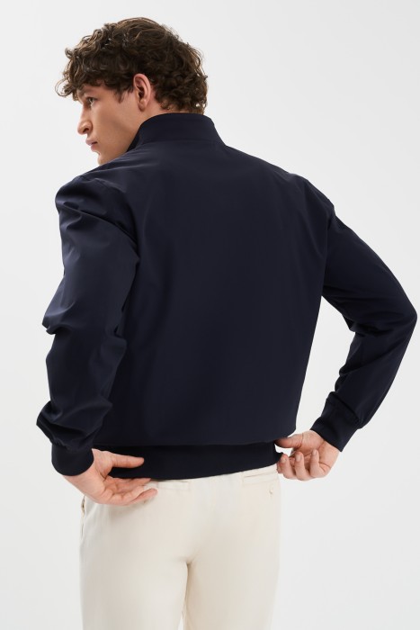 ветровка по цене 4210 руб вид справа