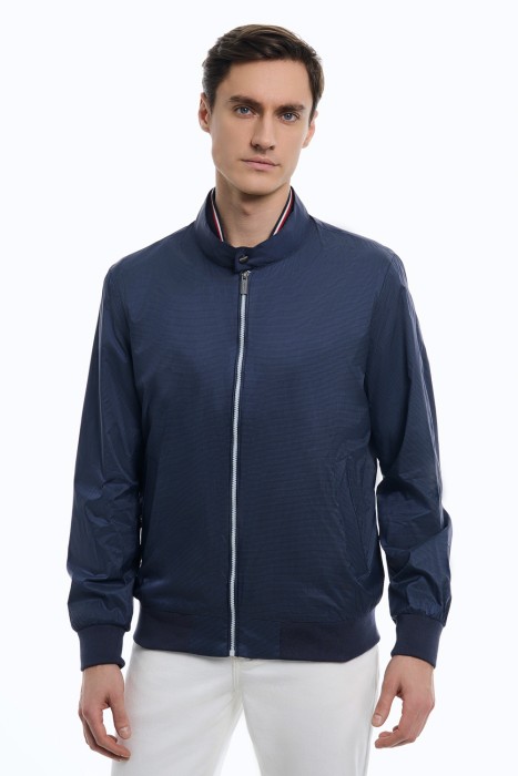 ветровка от бренда снежная королева вид слева