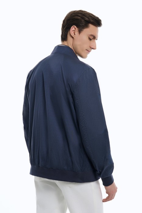 ветровка по цене 2870 руб вид справа