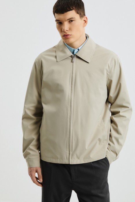 ветровка от бренда снежная королева вид слева