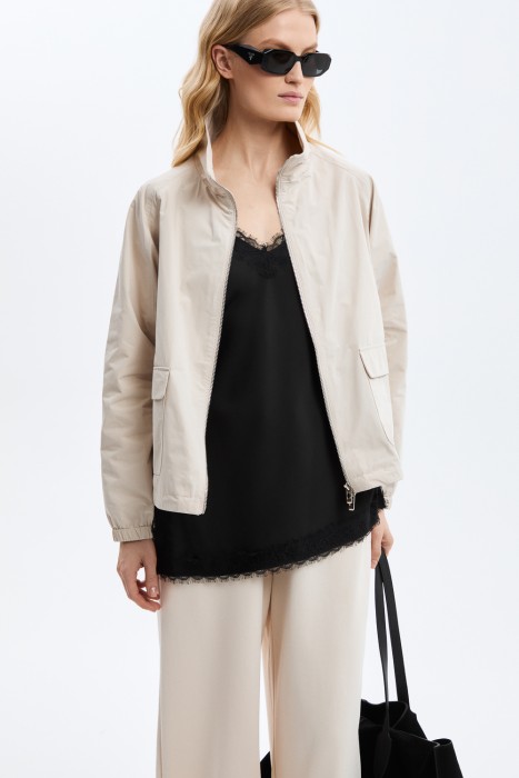 ветровка от бренда снежная королева вид слева