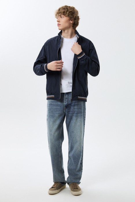 ветровка от бренда снежная королева вид слева