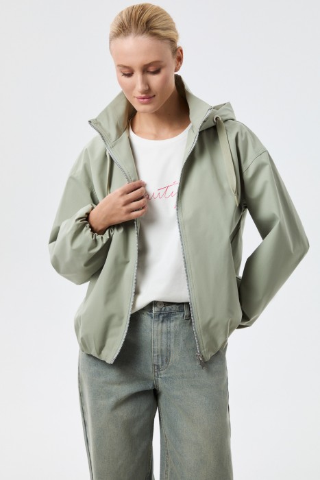 ветровка от бренда снежная королева вид слева