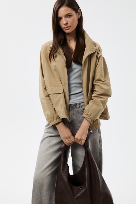 ветровка от бренда снежная королева вид слева