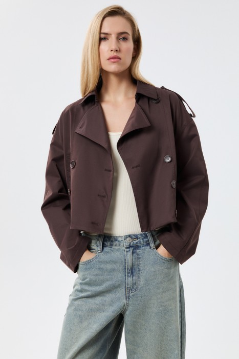 ветровка от бренда снежная королева вид слева